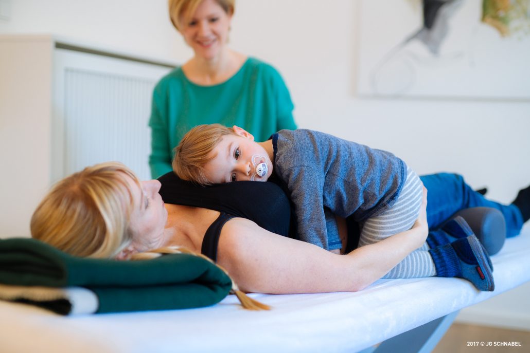 Osteopathin Tamara Hussendörfer mit einer Frau und Kind