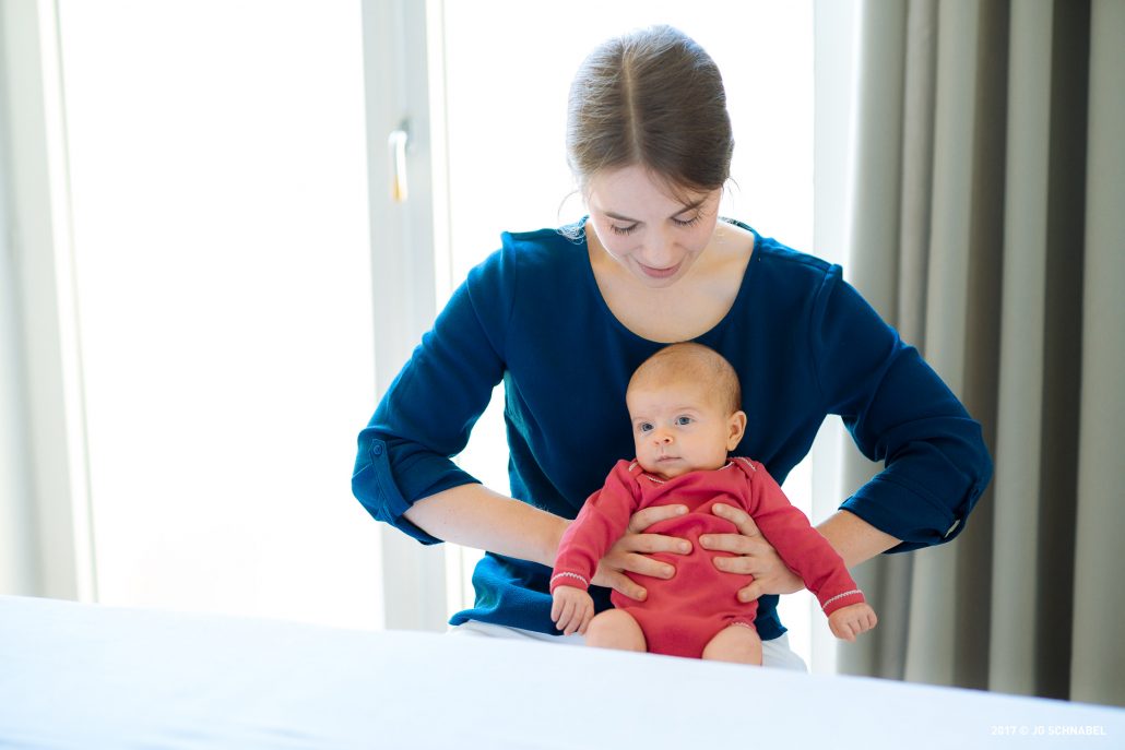 Kinderosteopathin Sonja Jelineck mit einem Baby