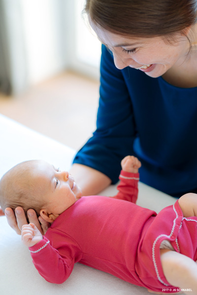 Kinderosteopathin Sonja Jelineck mit einem Baby