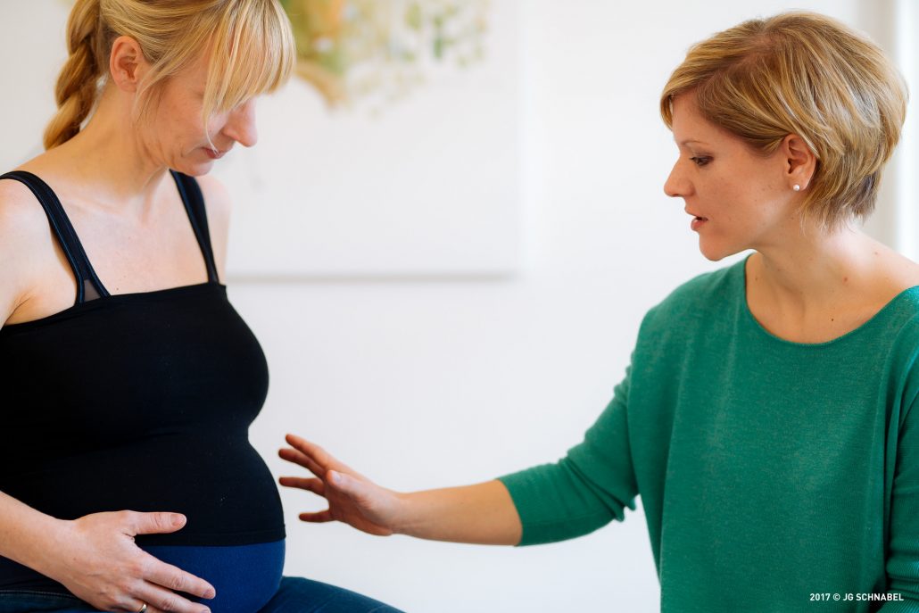 Osteopathin Tamara Hussendörfer mit einer schwangeren Frau