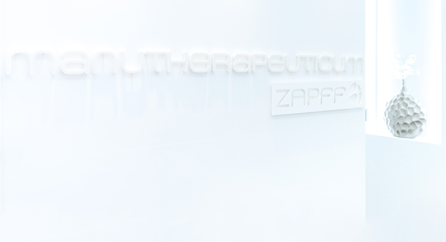 manutherapeuticum ZAPFF-Schild im Empfangsbereich