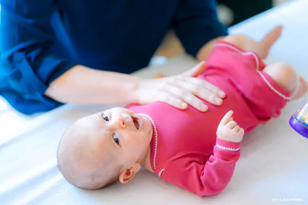 kinderosteopathie_04 Kinderosteopathin Sonja Jelineck mit einem Baby