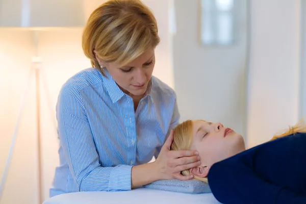 kinderosteopathie_11 Osteopathin Tamara Hussendörfer behandelt eine Frau